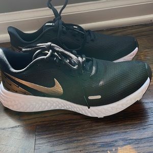 Women’s Nike revolution five PRM size 6